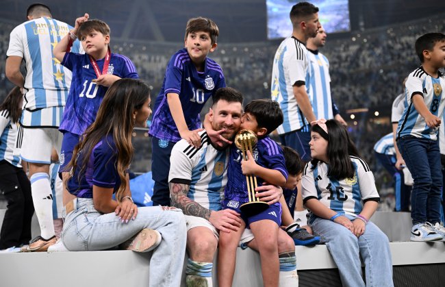 Ícone! 7 recordes batidos por Lionel Messi na Copa do Mundo do Catar Messi celebrando a vitória na final ao lado da família, no Estádio Lusail