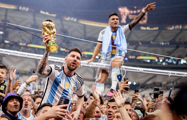 Ícone! 7 recordes batidos por Lionel Messi na Copa do Mundo do Catar Messi celebrando a vitória na final ao lado dos companheiros de time, no Estádio Lusail