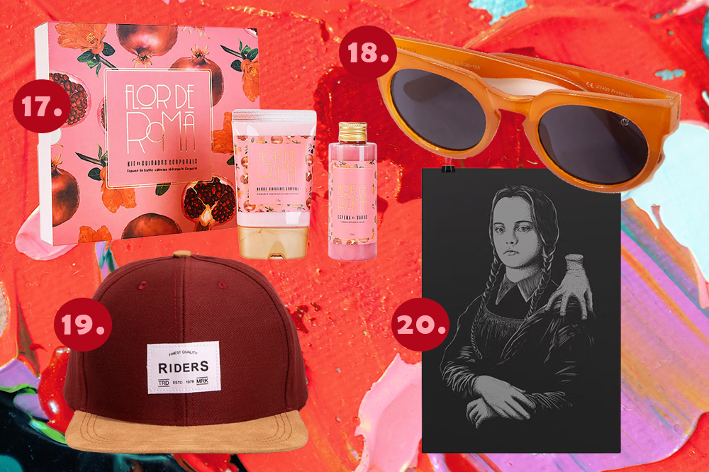 Montagem em fundo vermelho, rosa e lilás com quatro sugestões de presentes para dar no amigo secreto de Natal: kit de beleza, óculos de sol, boné e pôster da Wandinha Addams