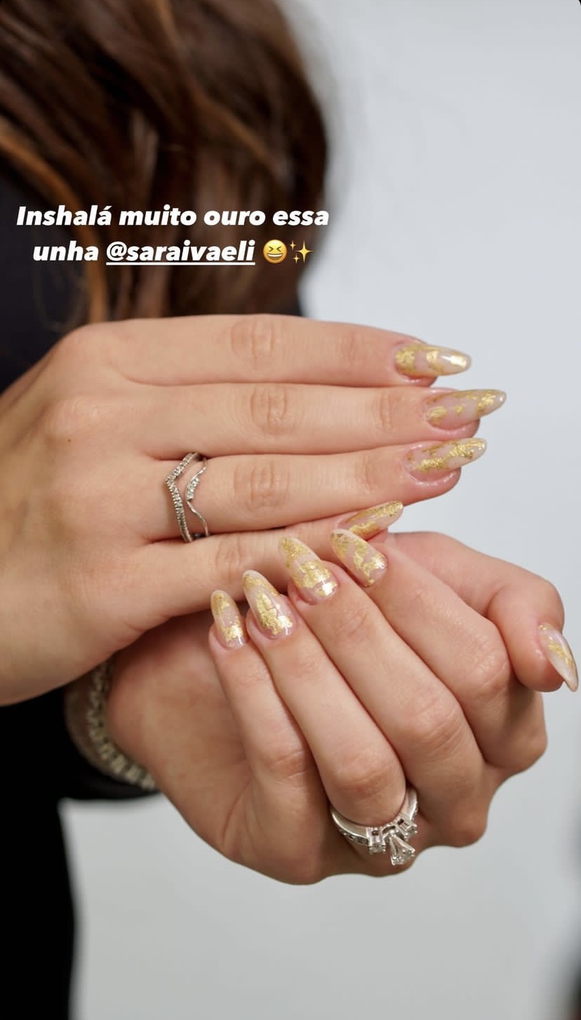 unhas-nail-art-ouro-larissa-manoela Print do story da Larissa Manoela com as unhas decoradas com detalhes de ouro.