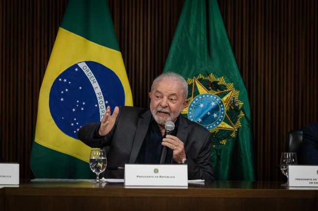 Lula faz caminhada histórica pela democracia e afirma: “Golpe não vai ter” Lula faz reunião com governadores