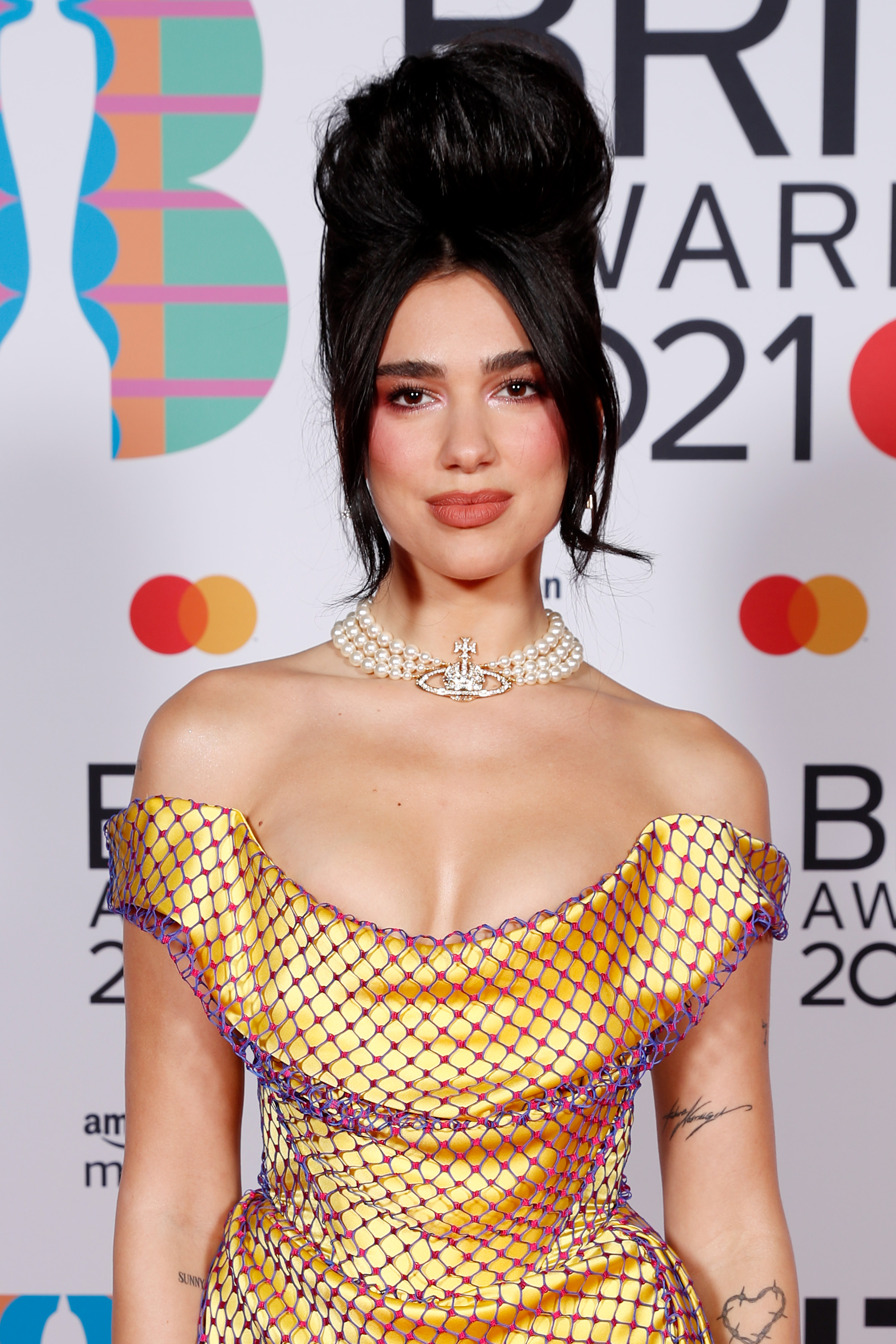 Dua Lipa usando colar de pérolas Vivienne Westwood no BRIT Awards 2021