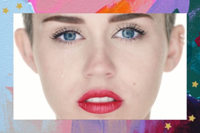 miley Rosto de Miley Cyrus, que usa batom vermelho e rímel, com expressão triste e com uma lágrima escorrendo; a margem é uma textura nas cores rosa, azul, verde, roxo, rosa e laranja; estrelas amarelas decoram a imagem