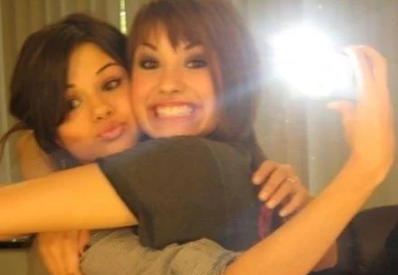 Selena e Demi em foto antiga dos anos 2000