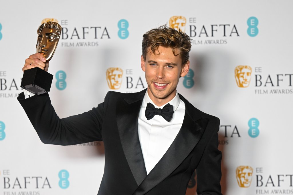 Austin Butler segura seu BAFTA de Melhor Ator