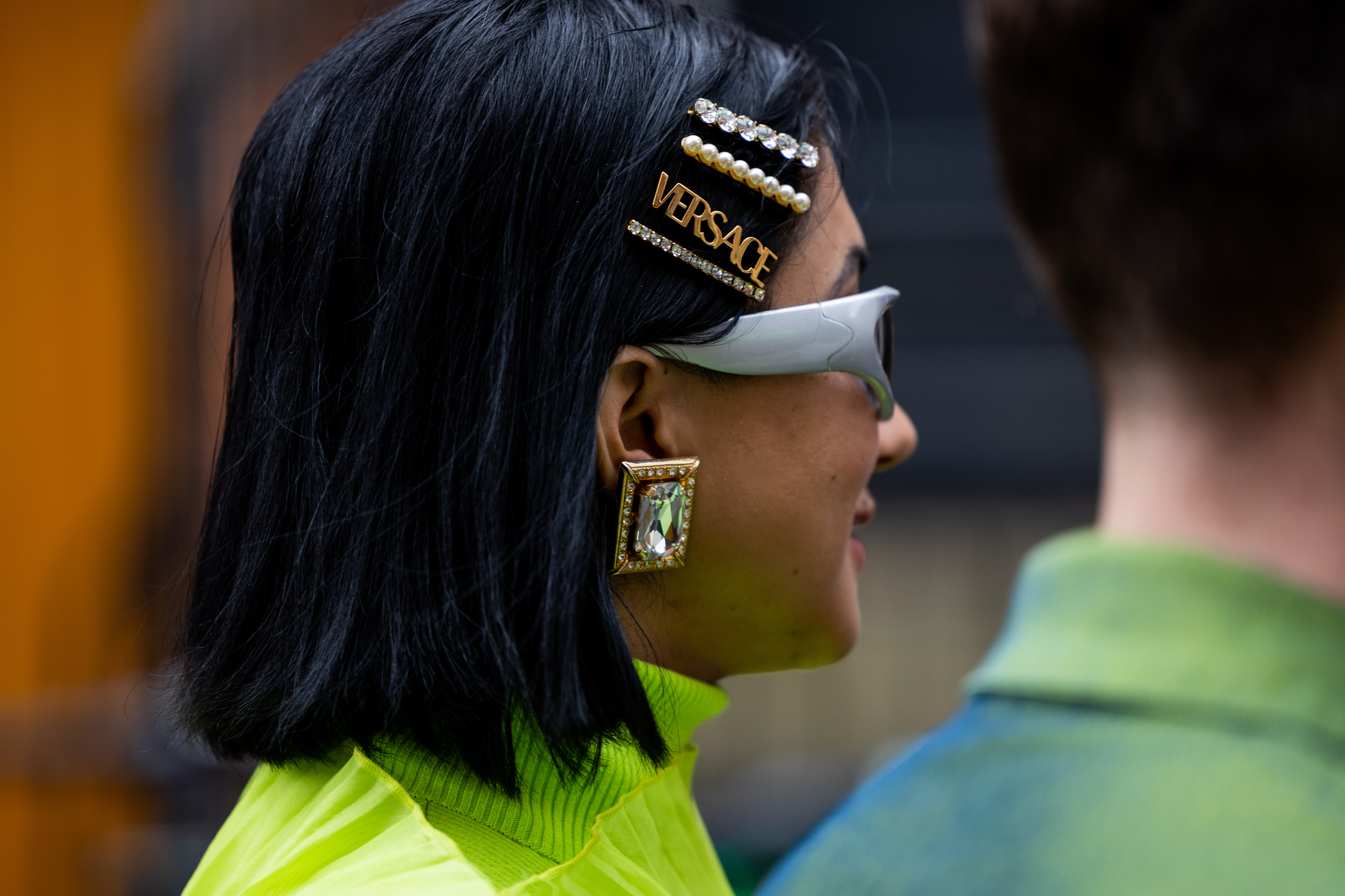 Grampos no cabelo no street style da semana de moda de Londres