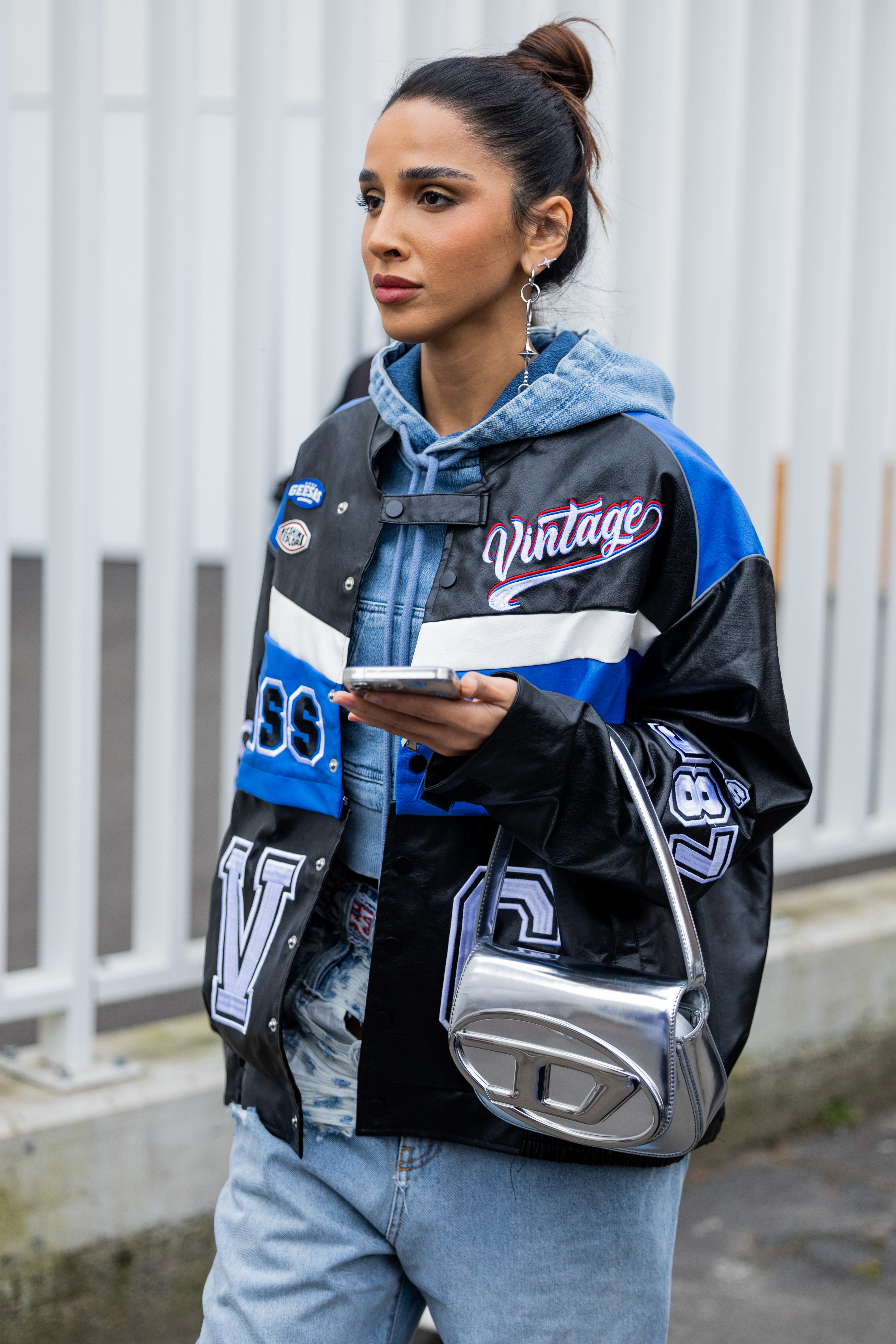 Street Style – Day 2 – Milan Fashion Week Womenswear Fall/Winter 2023/2024 Hala usando jaqueta bikercore de couro e bolsa prateada da Diesel na semana de moda de Milão
