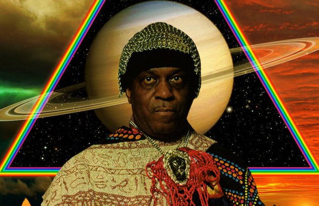 Foto de Sun Ra Foto de Sun Ra, o pai do Afrofuturismo. Ele é um homem negro e está sobre um tema de galáxia
