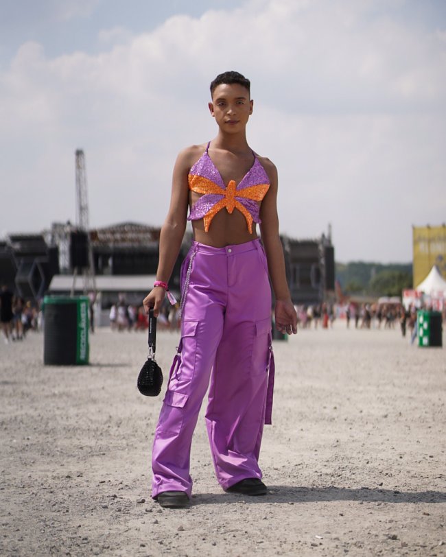 Look calça cargo lilás no Lollapalooza 2023