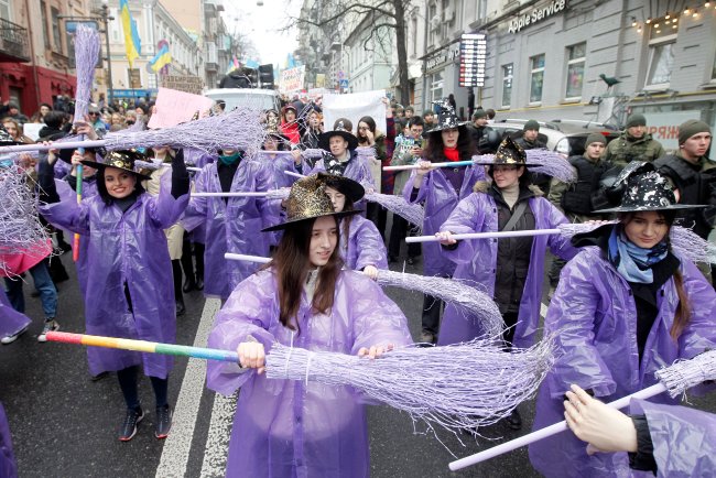 5 curiosidades sobre o Dia Internacional das Mulheres Mulheres vestidas de bruxa durante celebração do Dia Internacional das Mulheres, na Ucrânia, em 2020
