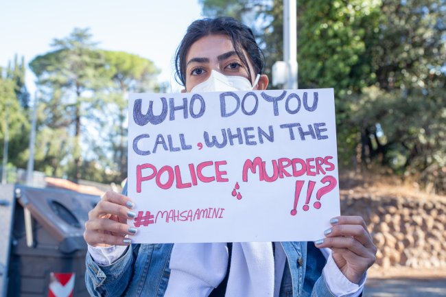 Protest in front of embassy of Iran organized by Iranian "Quem você chama quando os assassinos são a própria polícia?", diz cartaz de estudante iraniana durante protesto em Roma, na Itália