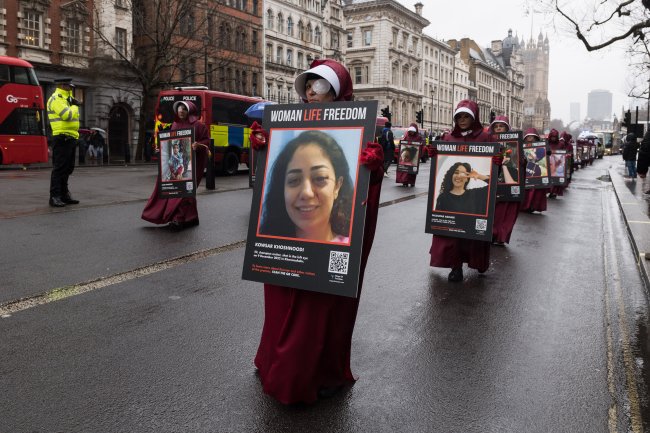 “Women, Life, Freedom” March In London Protesto em Londres, no dia 8 de março de 2023. Vestidas de aias, ativistas seguram cartazes com fotos das mulheres mortas pela Polícia da Moralidade