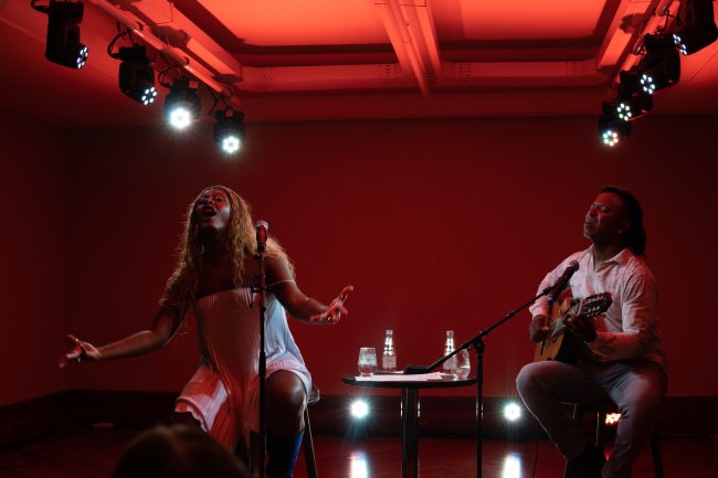 Cantora Liniker ao lado de violinista e produtor Júlio Feijuca