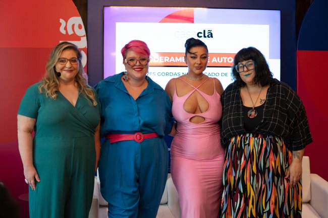 Quatro mulheres pousam para foto em painel de conversa