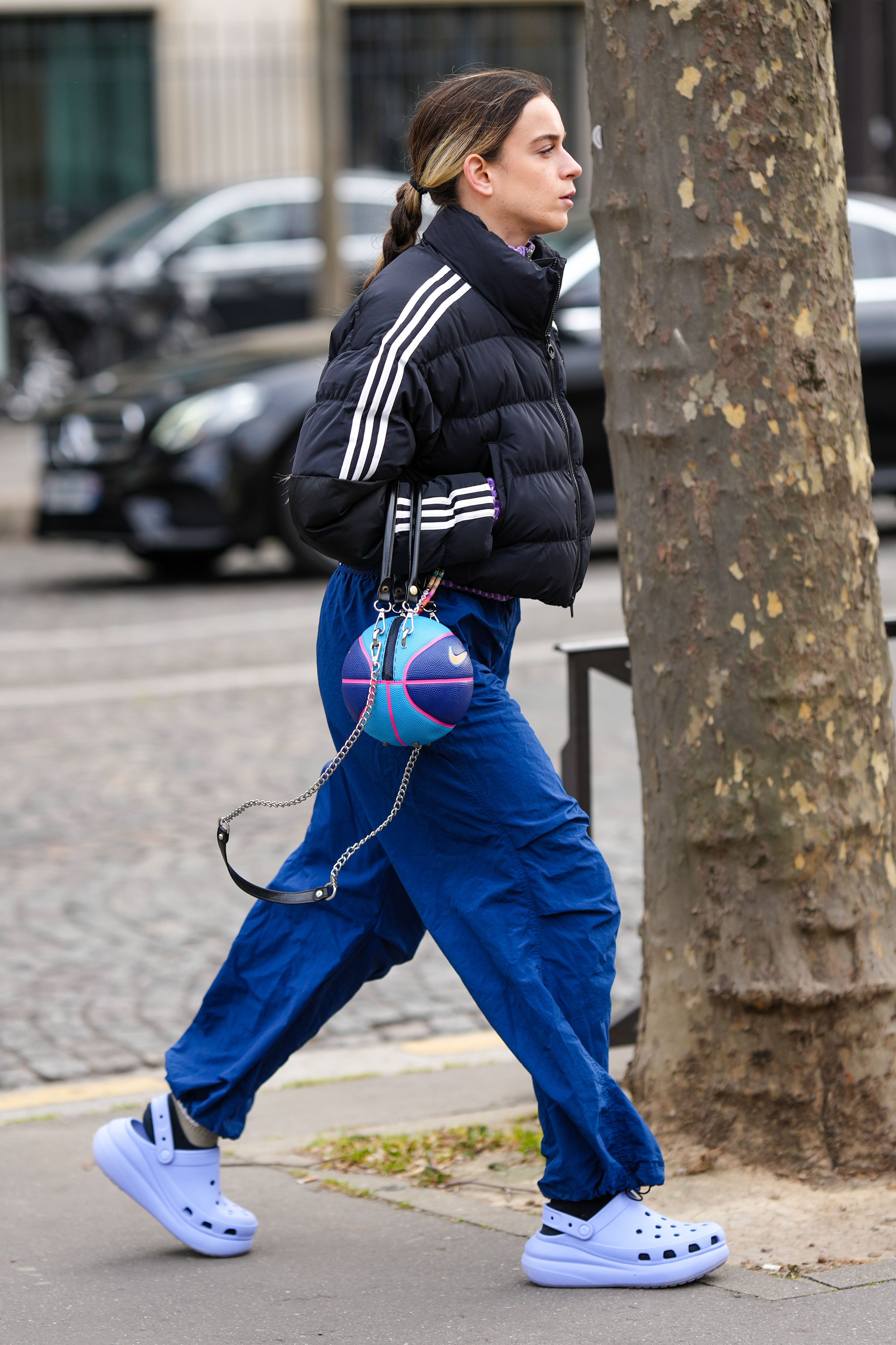 Bolsa em formato de bola de basquete na semana de moda de Paris