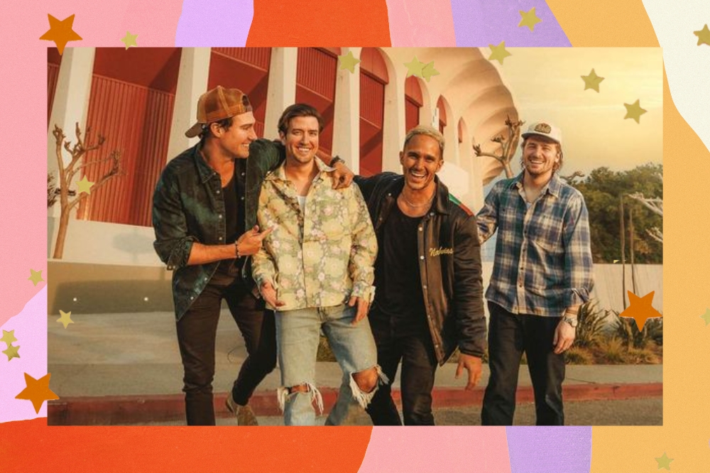 Montagem com o fundo colorido e detalhe de estrelas douradas nas bordas com a foto dos membros de Big Time Rush no centro.