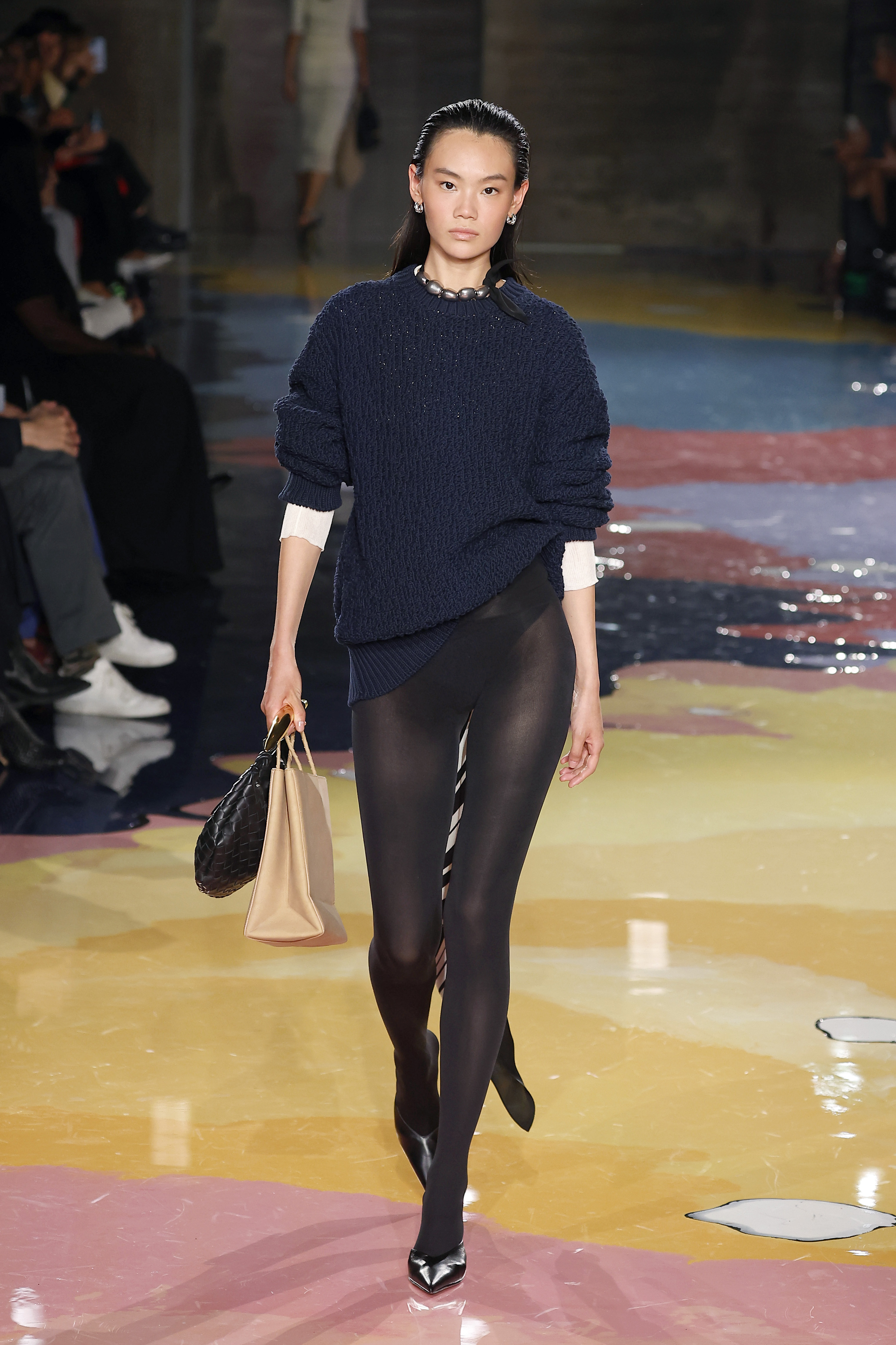 Bottega Veneta – Runway – Milan Fashion Week Womenswear Spring/Summer 2023 Desfile de primavera-verão 2023 da Bottega Veneta na semana de moda de Milão em setembro de 2022. Modelo usando suéter azul-marinho e meia-calça preta