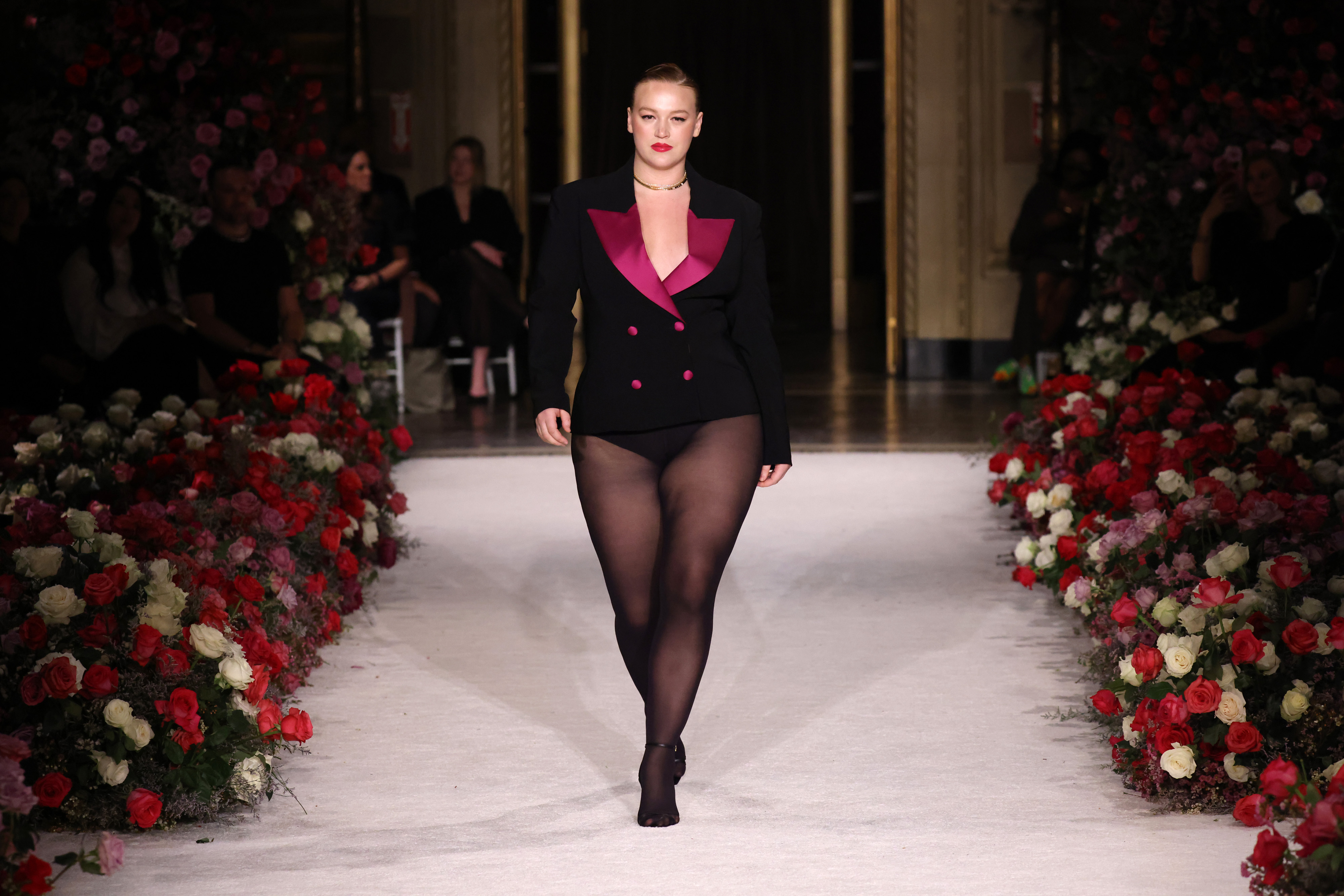 Christian Siriano Fall/Winter 2023 NYFW Show – Runway Desfile de outono-inverno 2023 da Christian Siriano na semana de moda de Nova York. Modelo andando na passarela usando blazer e meia-calça