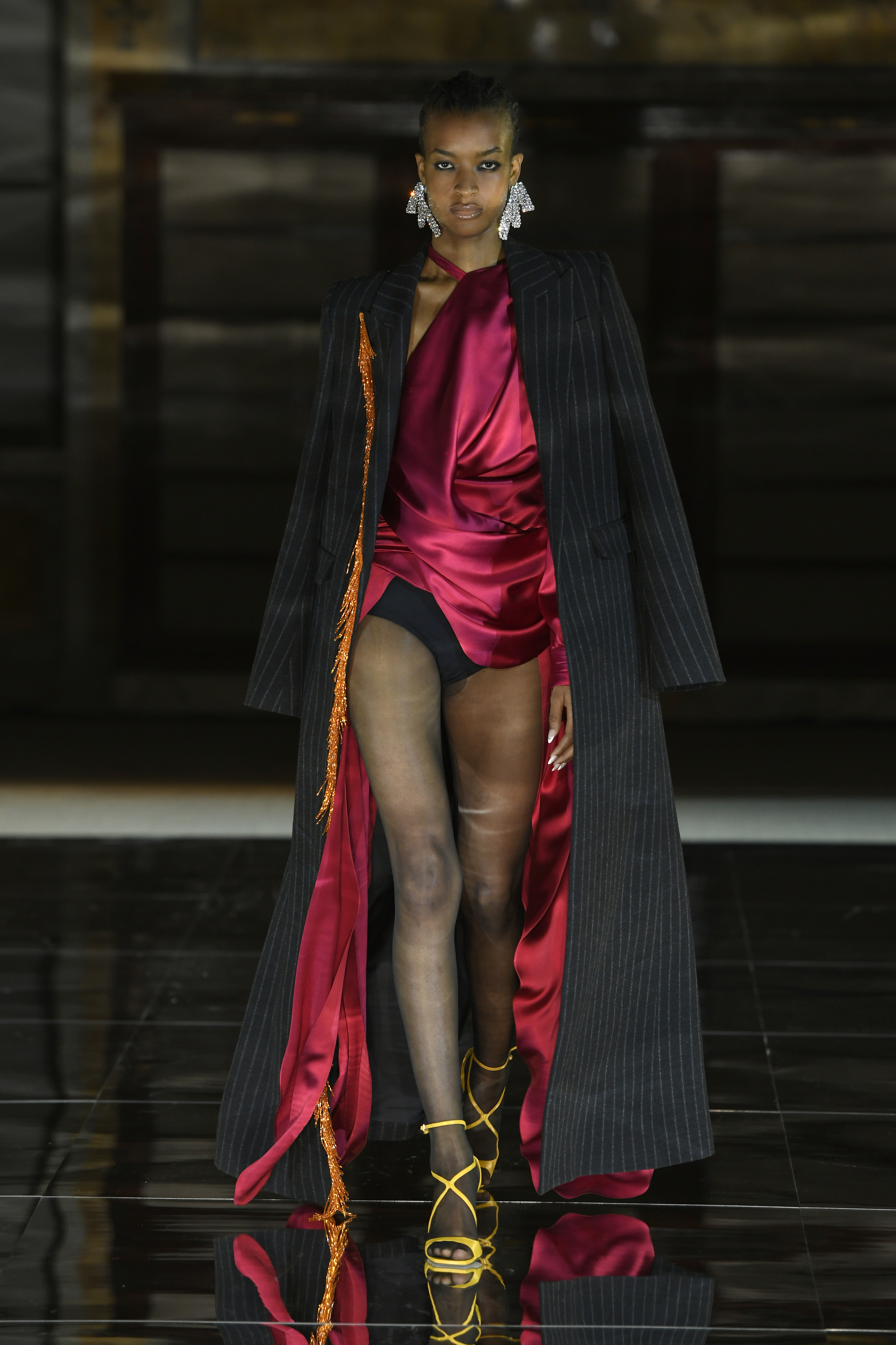 Prabal Gurung – Runway – February 2023 New York Fashion Week: The Shows Desfile da Prabal Gurung na semana de moda de Nova York em fevereiro de 2023. Modelo usando look preto e vermelho com meia-calça