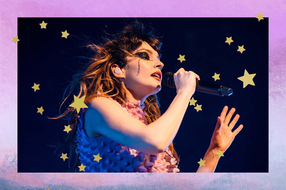 Lauren Mayberry, da CHVRCHES, em show na Audio, em São Paulo. Montagem em fundo degradê lilás e azul com estrelinhas douradas