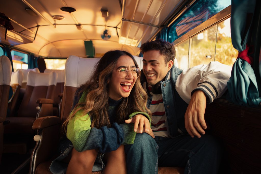 Ana Caetano e Pedro Calais rindo juntos em imagem de Tá Tudo Certo