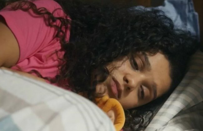 O que é estupro virtual e como você pode denunciar o crime Karina, de Travessia, chorando na cama. Ela é uma menina negra de cabelos longos e cacheados