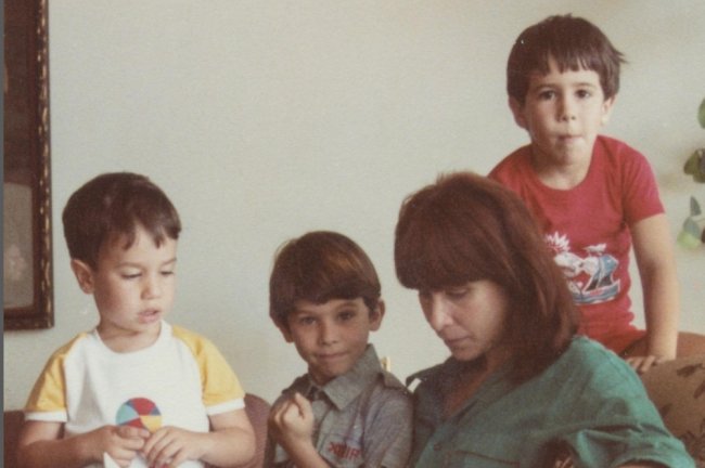 rita lee e seus filhos em foto antiga