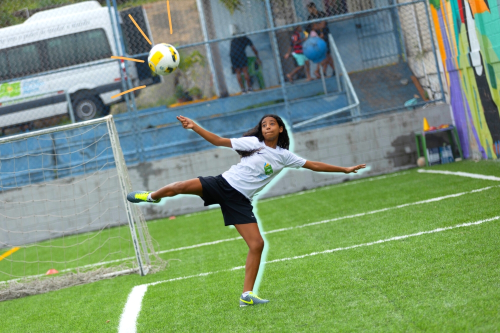 menina negra chutando uma bola no instituto bola pra frente