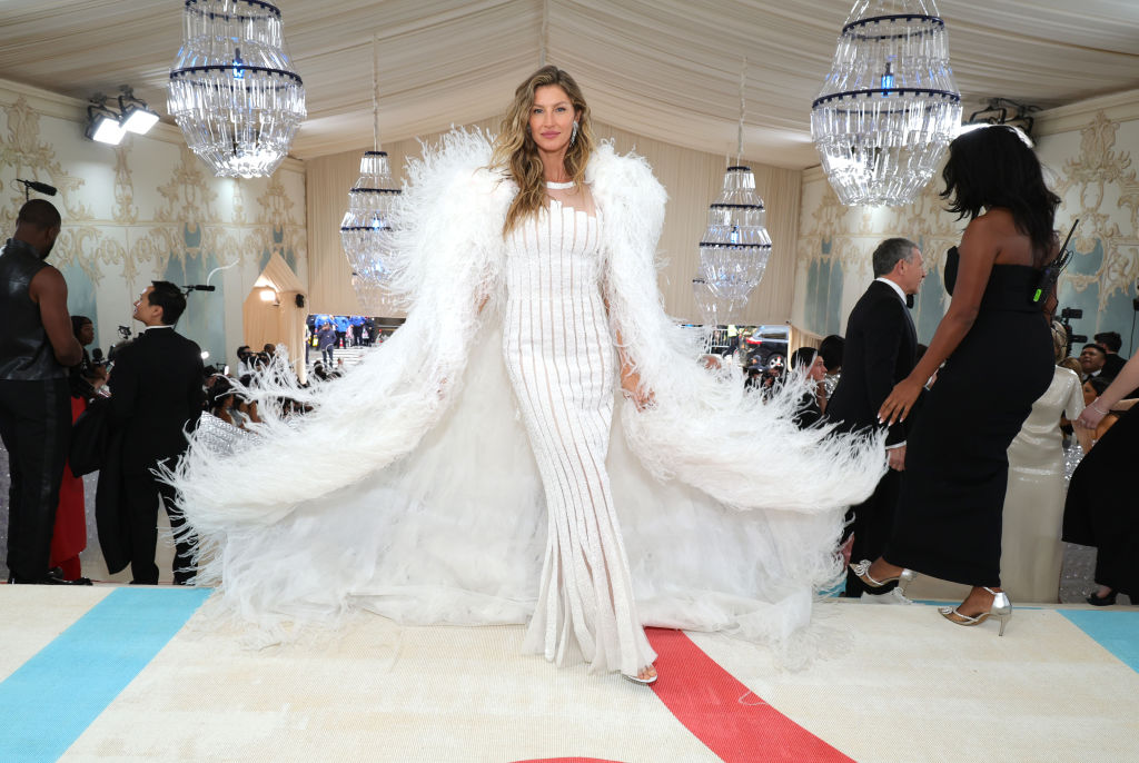 Gisele Bündchen roubou a cena em seu retorno ao baile, usando um look que o próprio Lagerfeld produziu para ela - isso é que é homenagem, né?