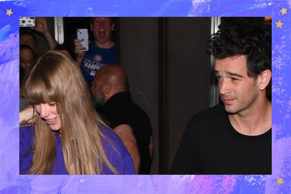 Taylor Swift e Matty Healy saindo de estúdio rodeados por fãs e fotógrafos; a margem é uma textura nas cores lilás, azul, roxo e branco com estrelas amarelas como decoração