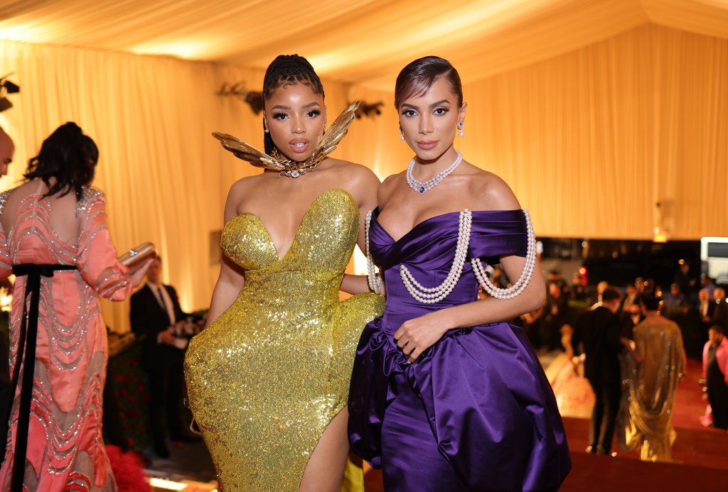 Chloe Bailey e Anitta posando no MET Gala; elas estão posando para foto com expressão neutra