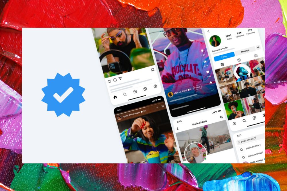 O fundo é todo colorido. No meio aparece uma imagem com várias telas de celular e o selo de verificado do Instagram