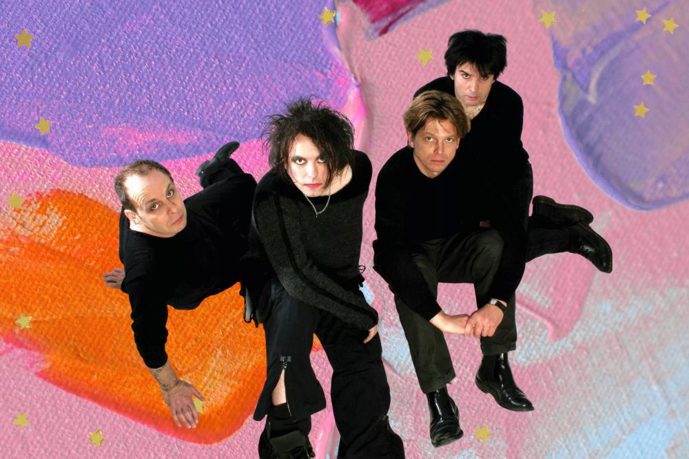 Foto da banda The Cure. Fundo com tons de rosa, roxo e laranja,