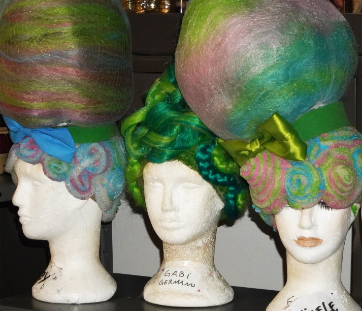 Perucas nos bastidores de Wicked Perucas nos bastidores de Wicked