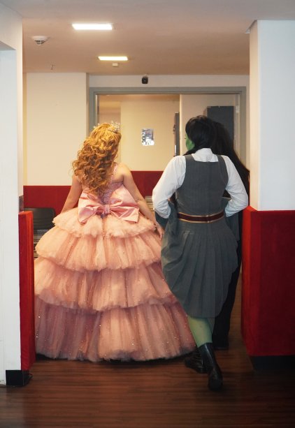 Fabi Bang (Glinda) e Myra Ruiz (Elphaba) nos bastidores de Wicked