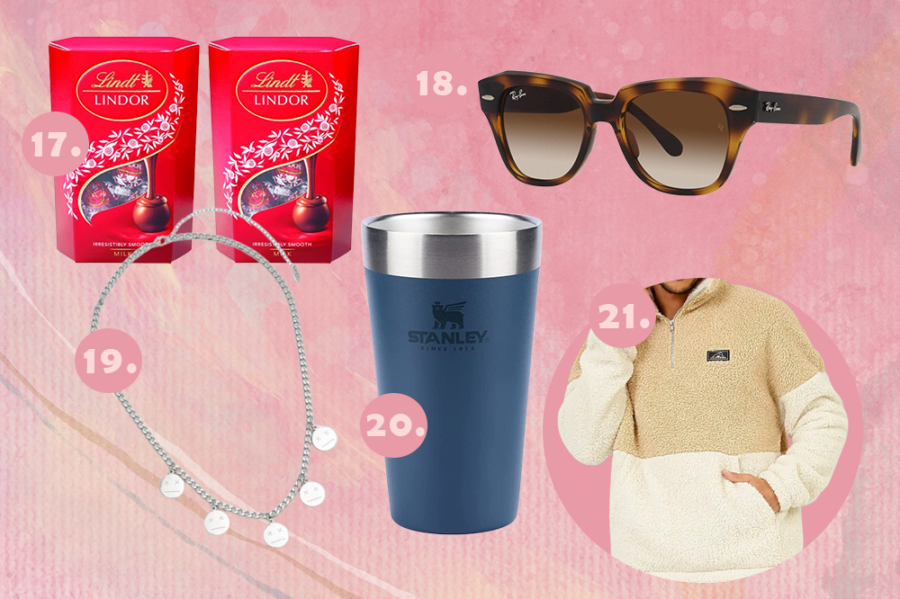 presentes-dia-dos-namorados-2023-05 Montagem em fundo rosa com cinco sugestões de presentes para o Dia dos Namorados: chocolates Lindtt, óculos de sol, colar, copo e moletom