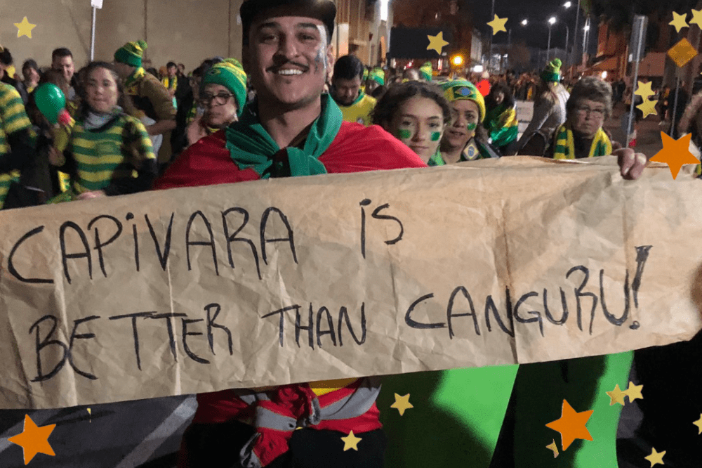 Homem segura cartaz