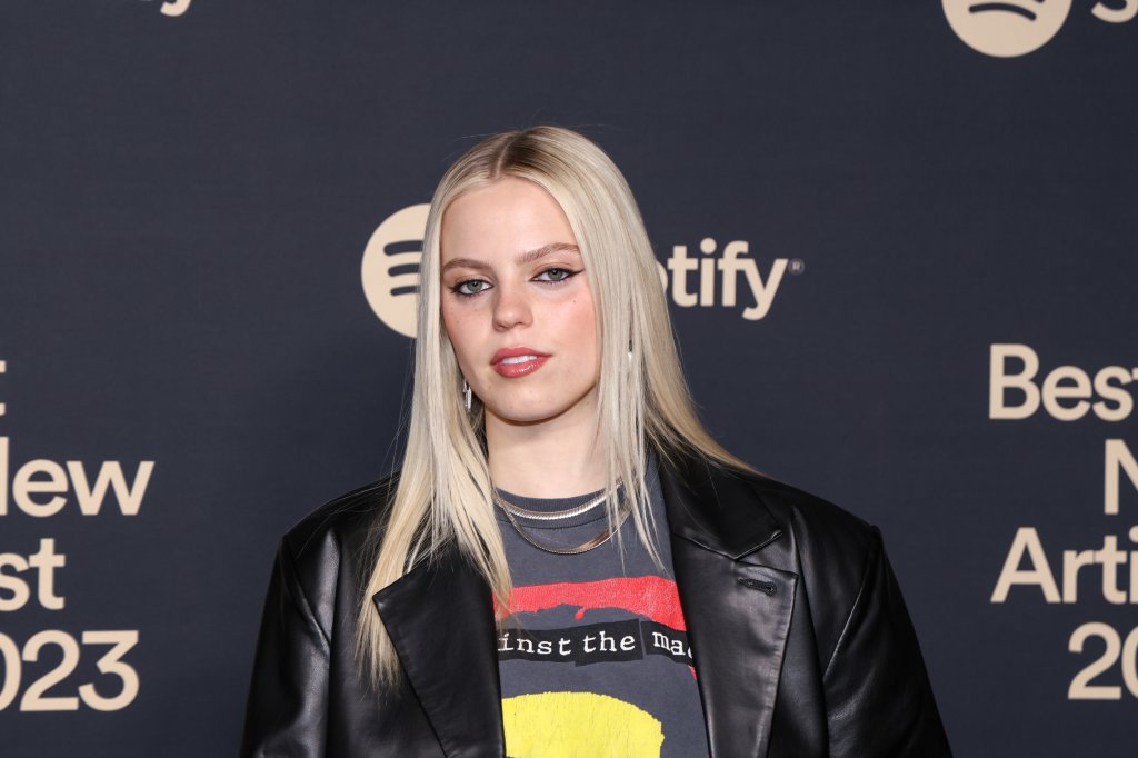 Reneé Rapp posando para foto com expressão neutra em um evento do Spotify