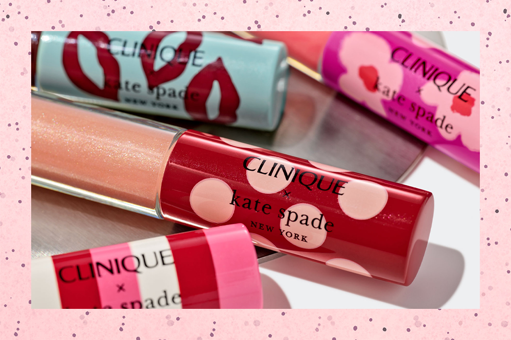 Coleção de gloss Clinique X Kate Spade. Montagem em fundo rosa de bolinhas