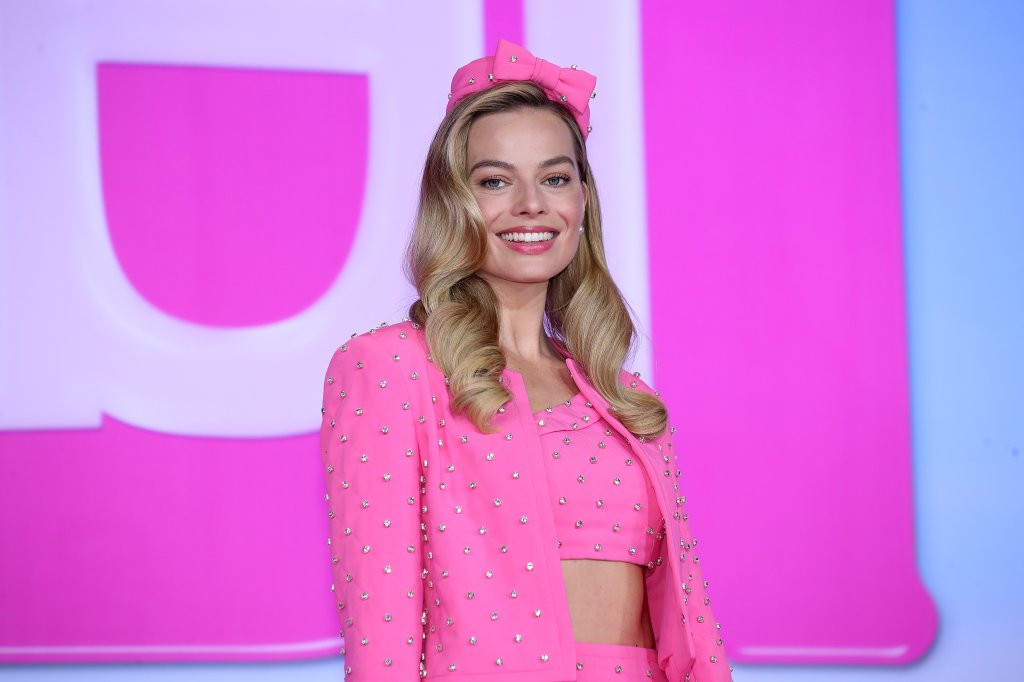 Margot Robbie em coletiva de imprensa de "Barbie" em Seoul, na Coreia do Sul, usando look rosa da Moschino