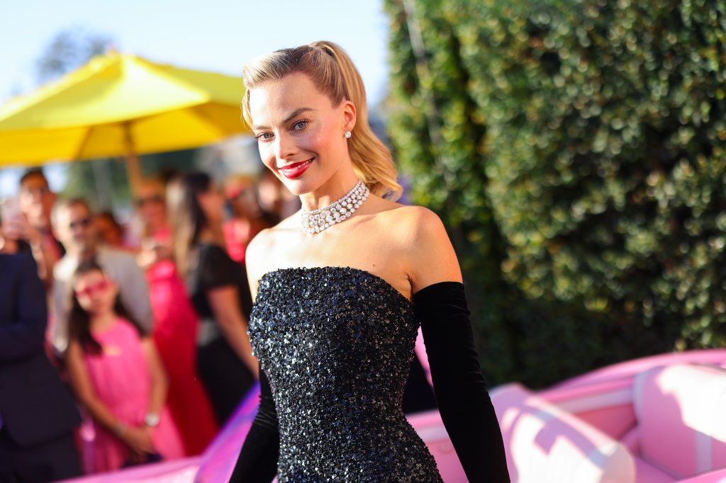 Margot Robbie na première de Barbie em Los Angeles usando vestido preto Schiaparelli