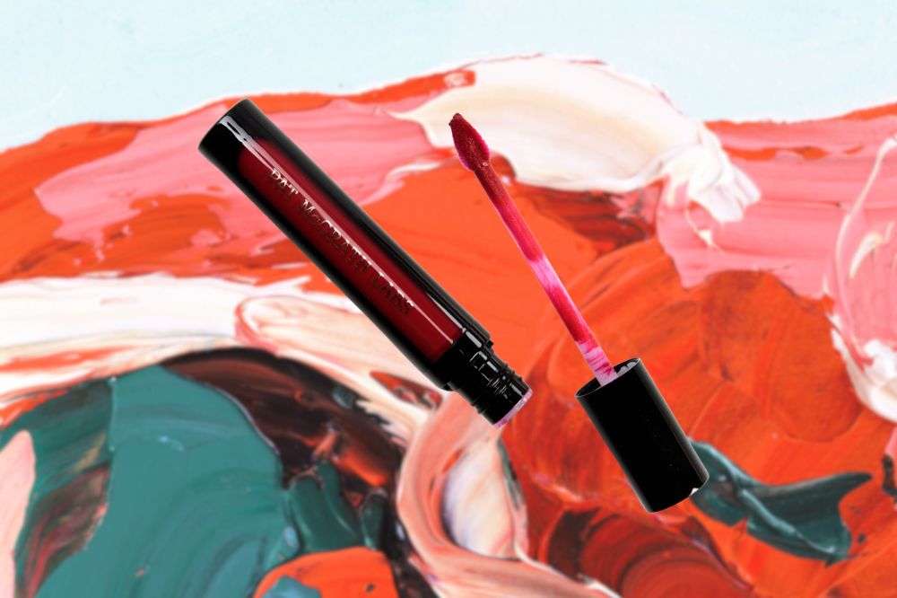 pat-mcgrath-elson-4-taylor-swift Montagem com fundo nas cores laranja, verde, azul e rosa. Batom veremlho na frente.