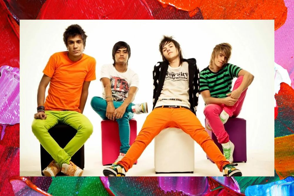 Integrantes da banda Restart posando para foto sentados e com expressões neutras em um fundo branco; a margem é uma textura de tintas nas cores vede, lilás, azul, roxo, vermelho, rosa, laranja e branco;