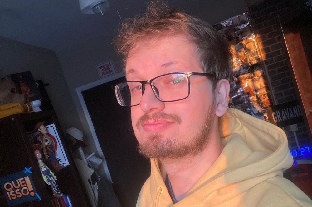 Selfie do ator Fernando Mais usando um moletom amarelo e óculos