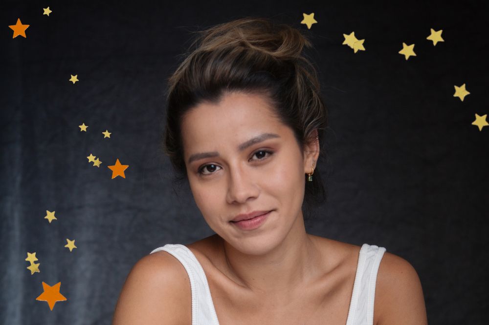 Foto de Júlia Yamaguchi, atriz da série Sintonia. Estrelas adicionadas ao redor.