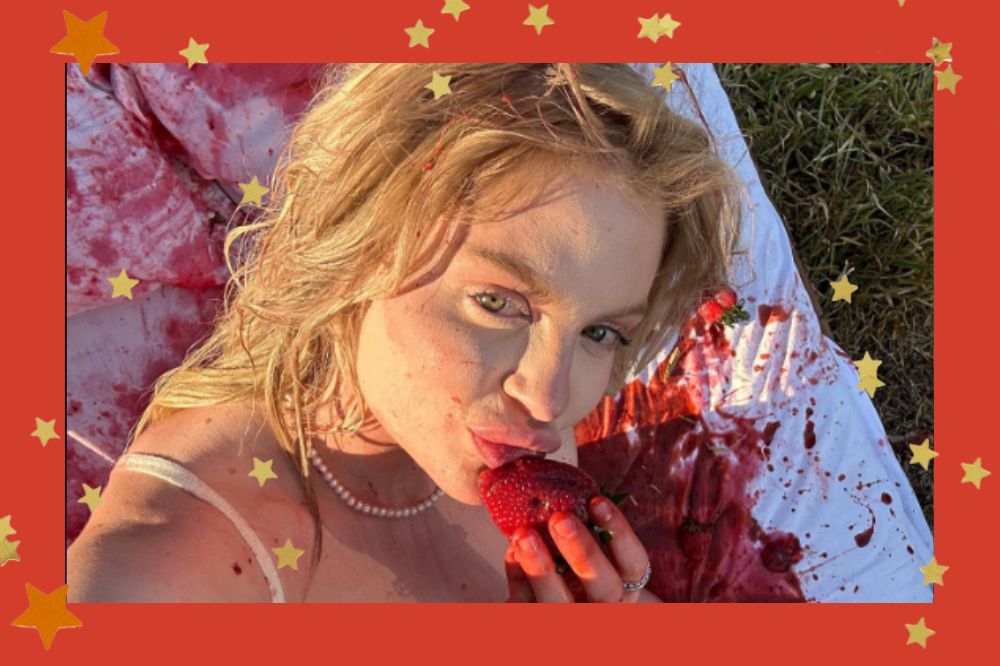 Foto de Luisa Sonza no clipe de Campo de Morango. Fundo vermelho com estrelas douradas.