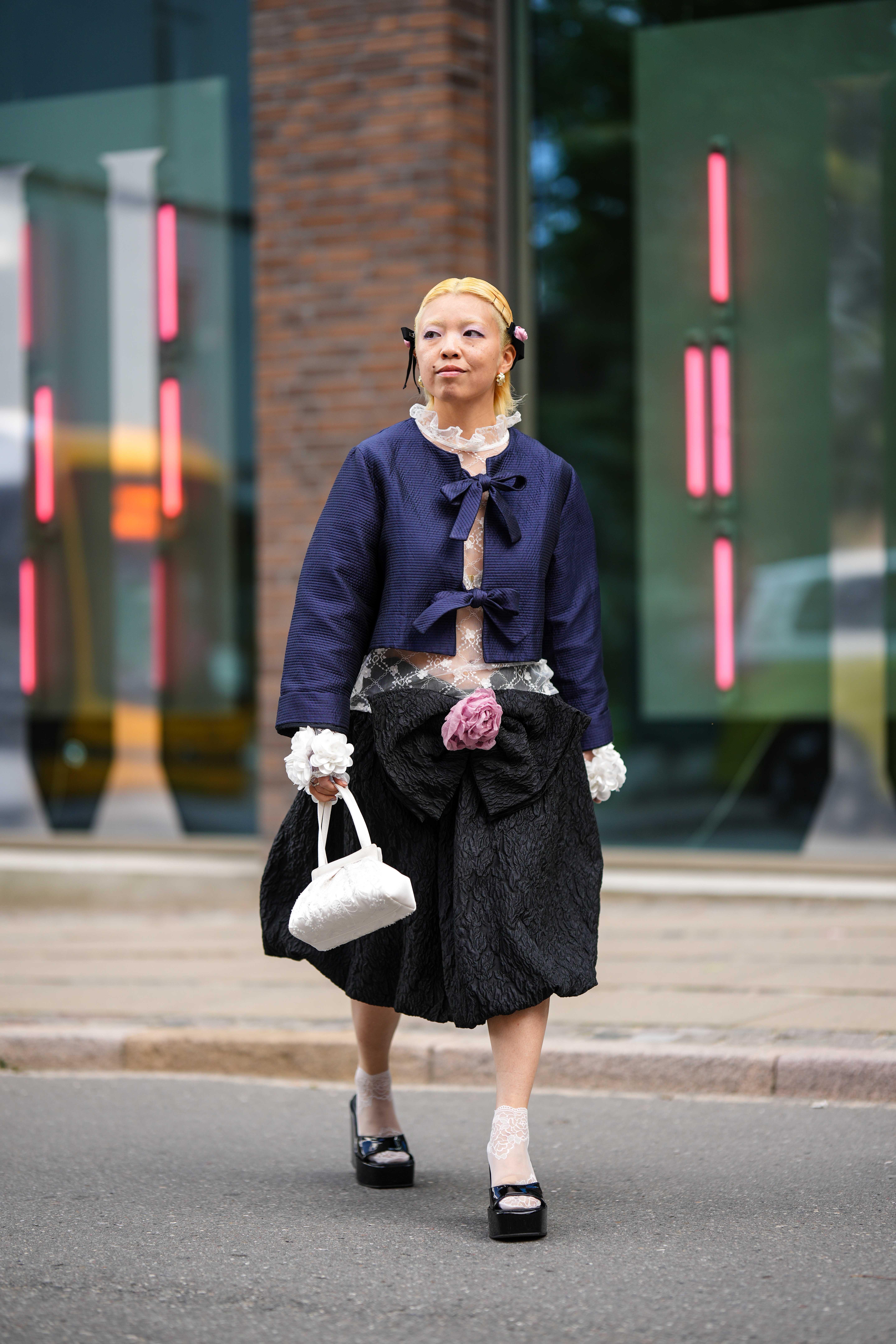 Street Style – Day 2 – Copenhagen Fashion Week Spring/Summer 2024 Look da semana de moda de Copenhagen na temporada de primavera-verão 2024 com laços na roupa