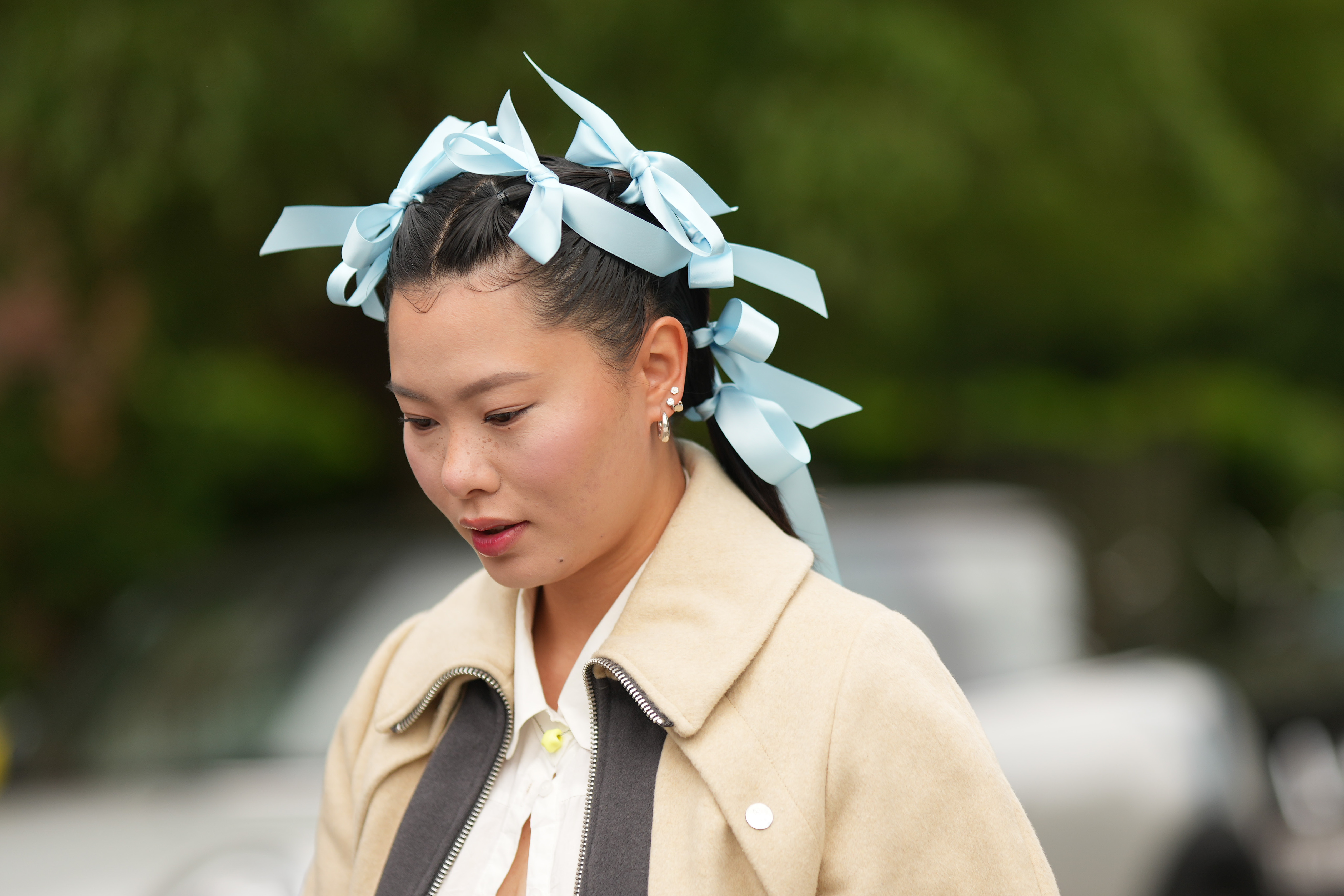 Street Style – Day 2 – Copenhagen Fashion Week Spring/Summer 2024 Mulher usando laços no cabelo na semana de moda de Copenhagen na temporada de primavera-verão 2024