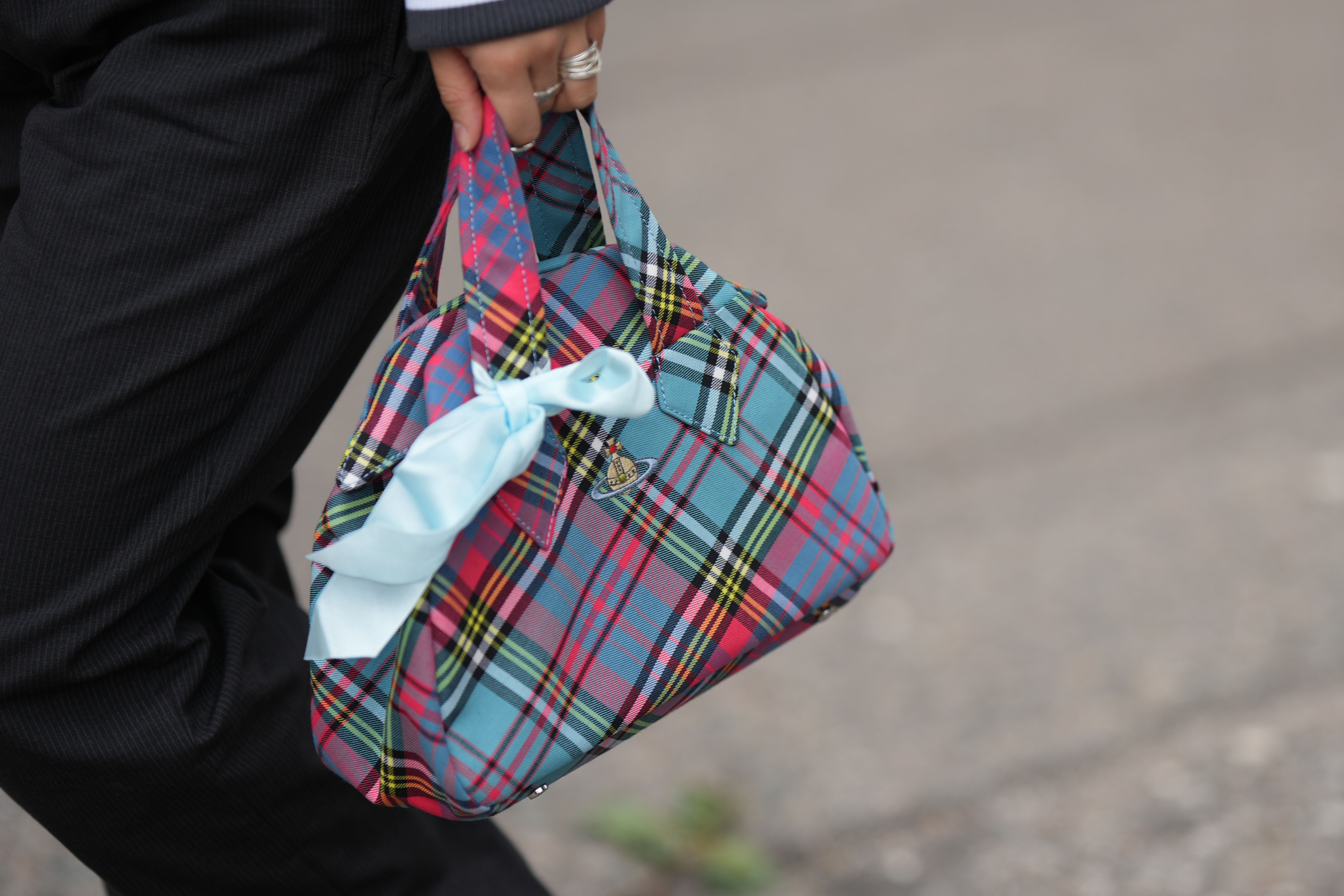 Street Style – Day 2 – Copenhagen Fashion Week Spring/Summer 2024 Pessoa carregando bolsa Vivienne Westwood com laço na Semana de moda de Copenhagen na temporada de primavera-verão 2024