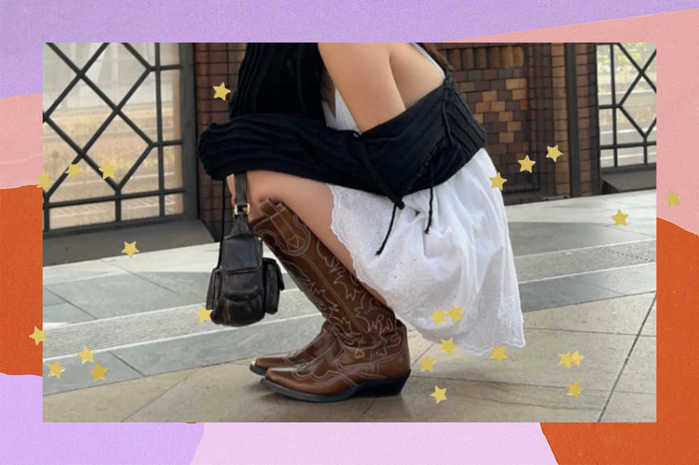 Montagem em fundo lilás, rosa e laranja com estrelinhas douradas de foto de garota agachada no chão usando vestido branco, bota western marrom e segurando bolsa preta